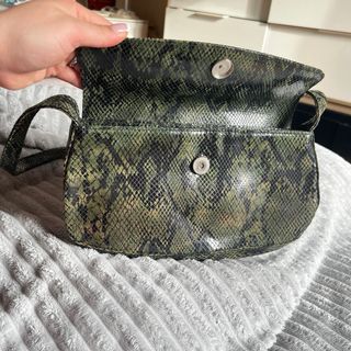Bolso verde y negro efecto piel serpiente