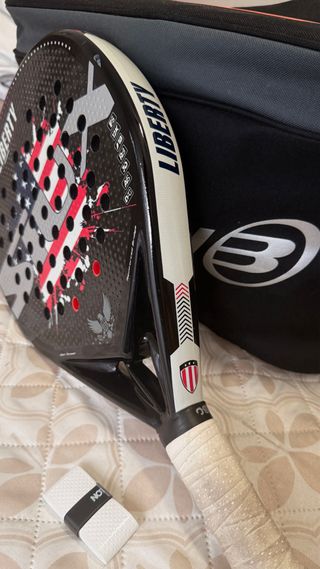 Set di attrezzatura per padel con paletero Bullpadel, 3 racchette e palle