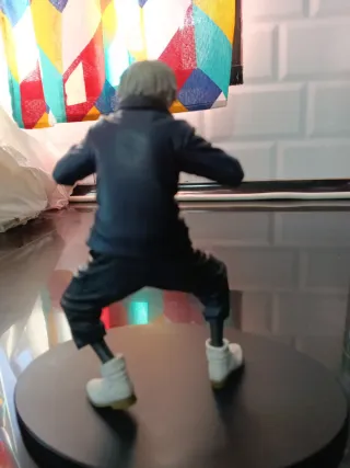 Figura anime chico pelo gris