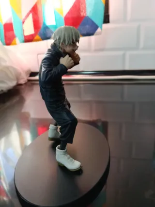 Figura anime chico pelo gris