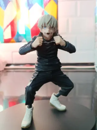 Figura anime chico pelo gris