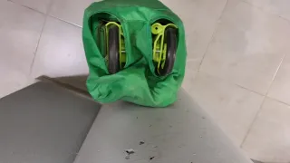 Cuna de viaje verde con ruedas