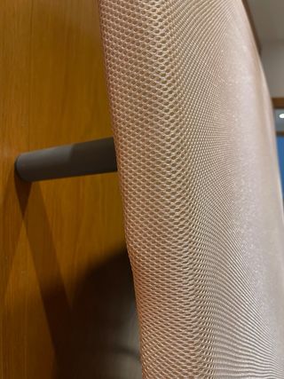 Somier tapizado beige con siete patas metálicas