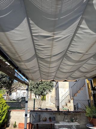 Pérgola metálica con toldo