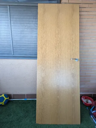 Puerta de roble tengo 9 cada una 30 euros