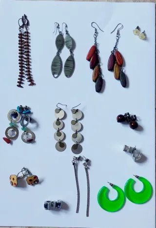 Pendientes largos de cuentas marrones