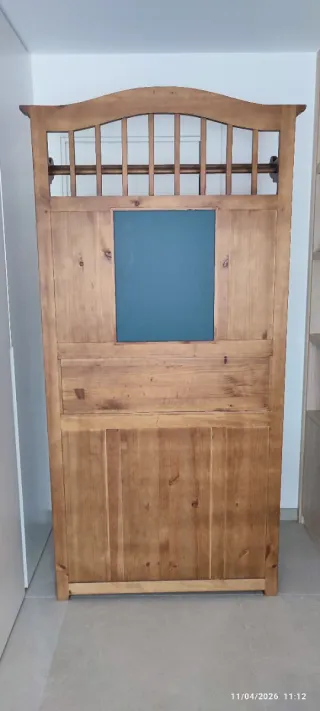 Mueble recibidor de madera con espejo