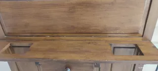 Mueble recibidor de madera con espejo