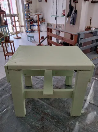 Sgabello in legno verde