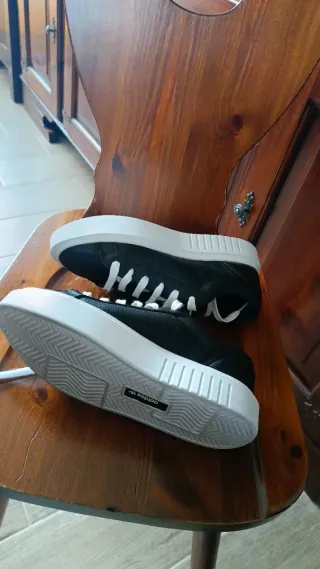 Scarpe Adidas nere e bianche