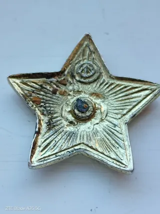 Estrella Roja Esmaltada con sello de fabricación.