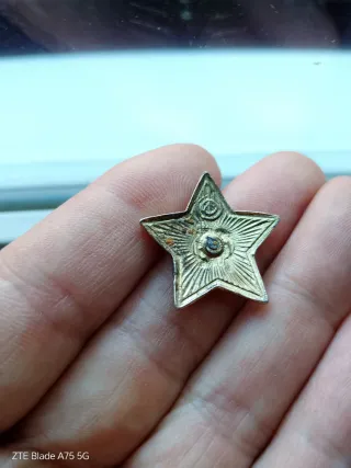 Estrella Roja Esmaltada con sello de fabricación.