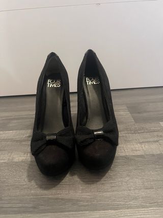 Zapato de tacón negro con lazo