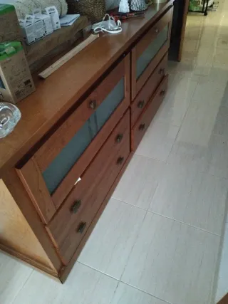 Aparador madera maciza con puertas de cristal