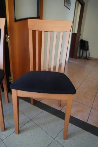 4 sedie in legno con seduta in tessuto