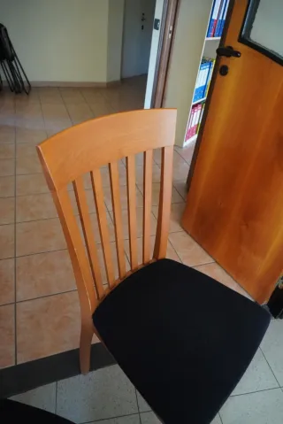 4 sedie in legno con seduta in tessuto