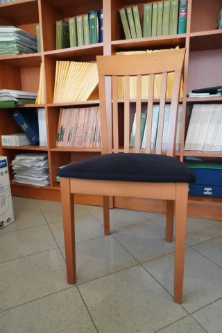 4 sedie in legno con seduta in tessuto