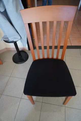 4 sedie in legno con seduta in tessuto