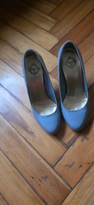 Zapatos de tacón grises