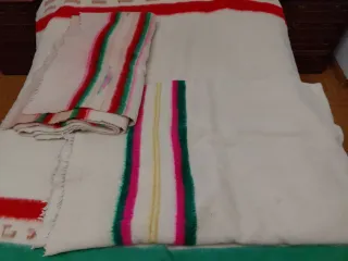 Mantas de lana con rayas. 20 euros la unidad.