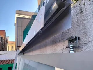 Puerta corredera aluminio y cristal