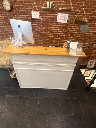 Mostrador de recepción blanco de madera completo