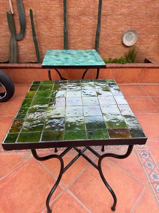 Mesa exterior estilo árabe verde esmeralda