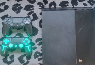PS4 (PlayStation 4) Negra + 2 Mandos