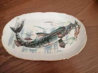 Travessa antiga com peixe pintado