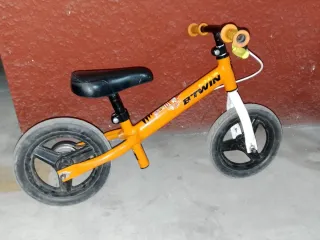 Bicicleta de equilibrio infantil naranja