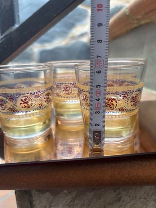regalo Juego de 4 vasos dorados con diseño