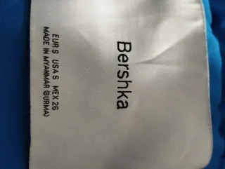 Cazadora corta Bershka azul.