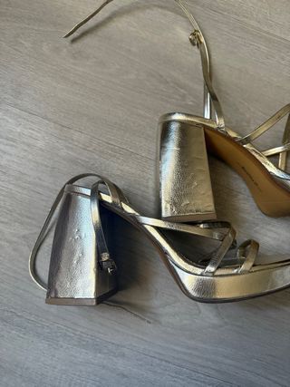 Sandalias Bershka doradas Talla 37