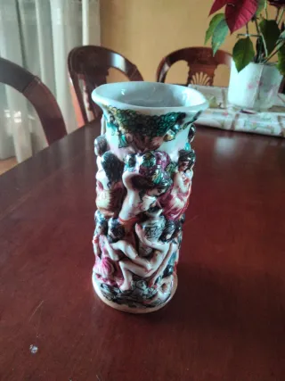 Jarrón antiguo cerámica relieves figuras