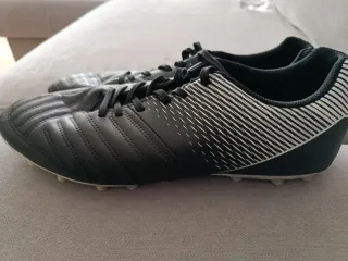 Botas multitacos Kipsta negras y blancas