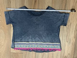 Camiseta mujer azul con bordado y pompones