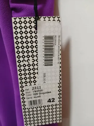 Vestido morado con plumas