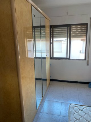 Habitación completa con cristalera incluida.
