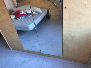 Habitación completa con cristalera incluida.