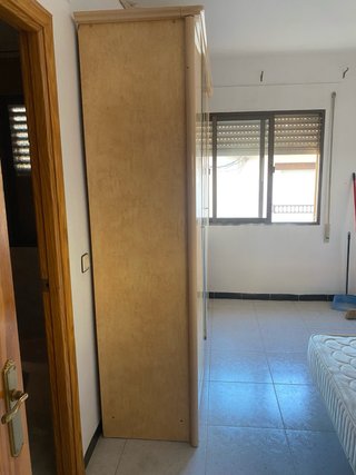 Habitación completa con cristalera incluida.