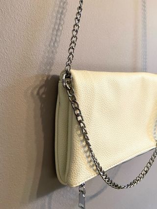 Bolso bandolera con cadena plateada