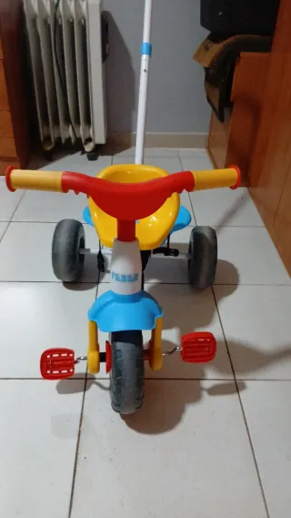 Triciclo infantil con empujador
