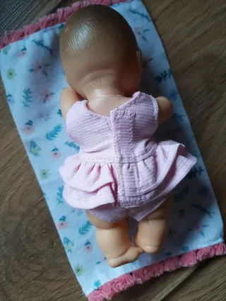 Muñeca bebé con vestido rosa