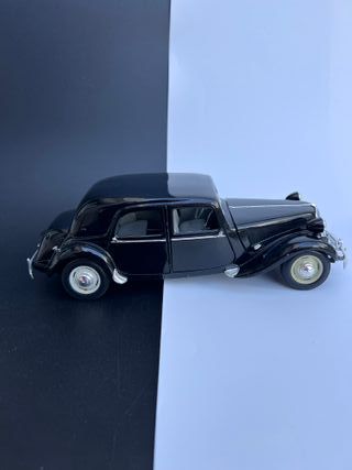 Citroën 15 CV 6 Cilindros (1952) 1/18 Maisto