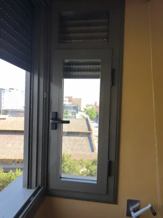 Ventana de aluminio . Rall 7002