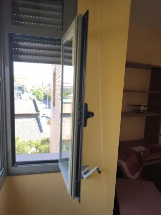 Ventana de aluminio . Rall 7002
