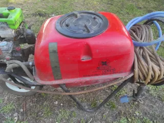 Sulfatadora con motor y depósito rojo