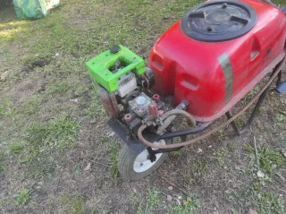 Sulfatadora con motor y depósito rojo
