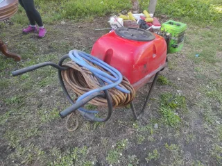 Sulfatadora con motor y depósito rojo