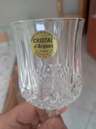 bicchieri in cristallo con caraffa e bottiglia